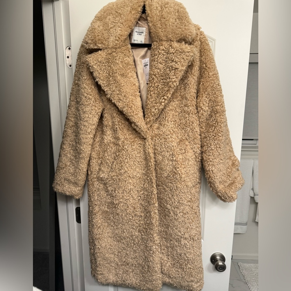 Abercrombie women’s soft teddy coat - size S - never worn - tags on!